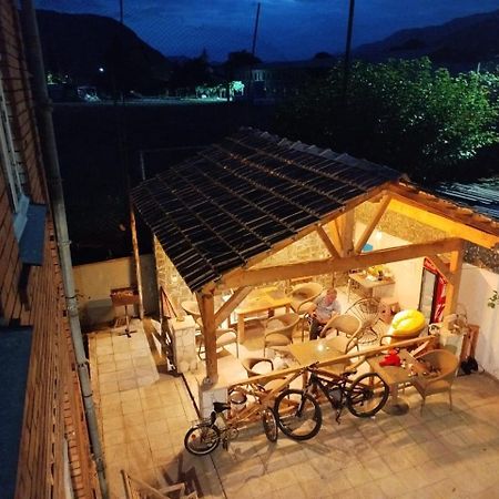 Ambrosador Pension Ambrolauri Buitenkant foto