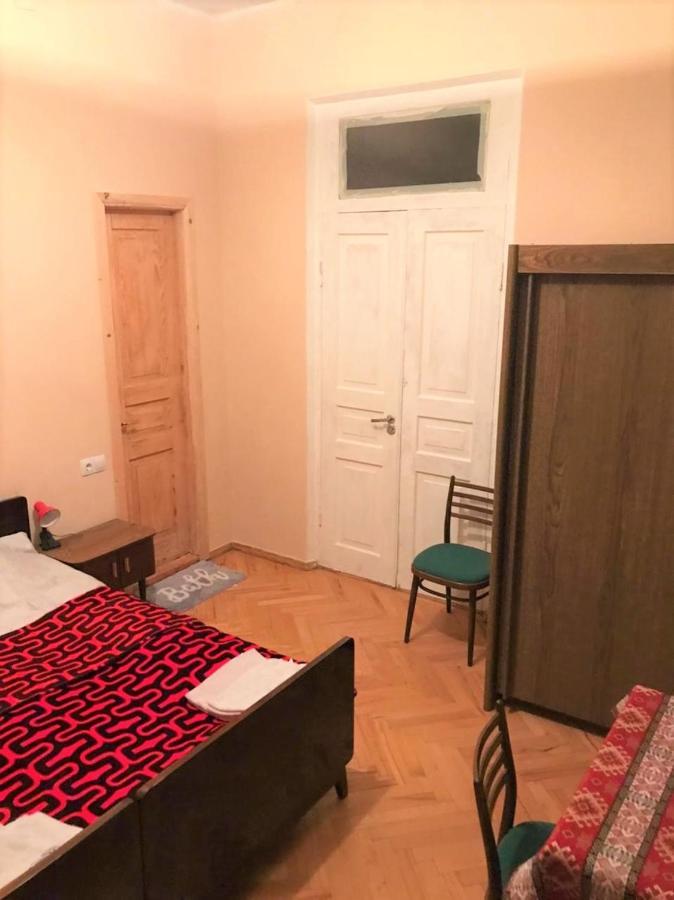 Ambrosador Pension Ambrolauri Buitenkant foto