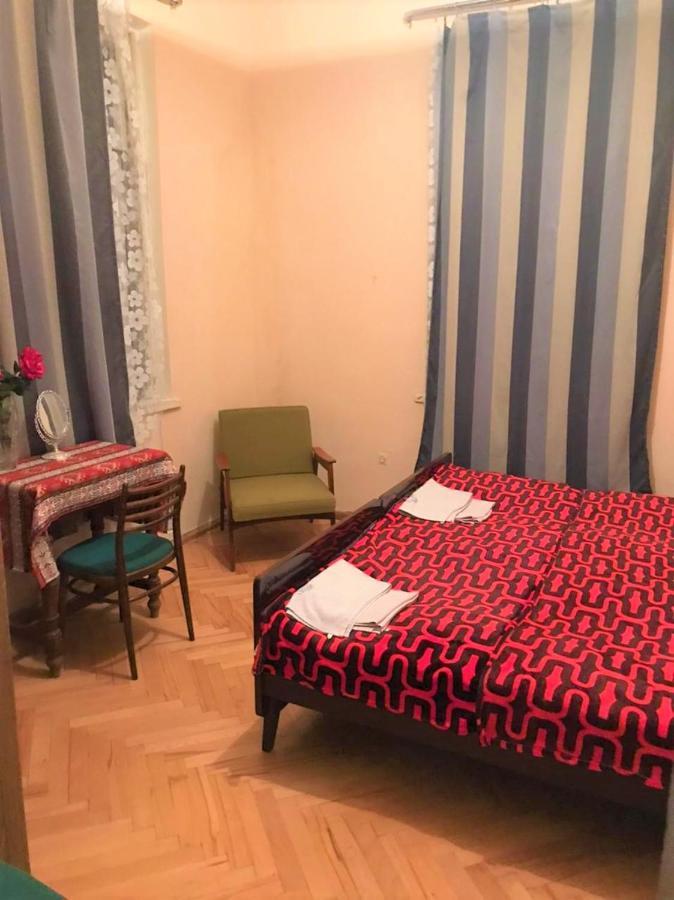 Ambrosador Pension Ambrolauri Buitenkant foto