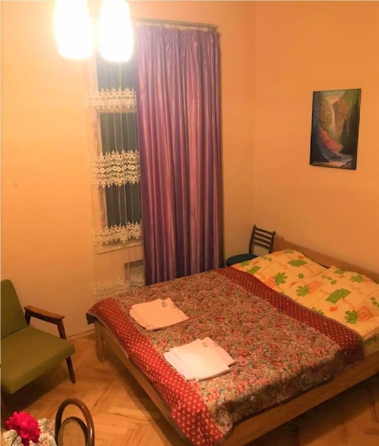 Ambrosador Pension Ambrolauri Buitenkant foto