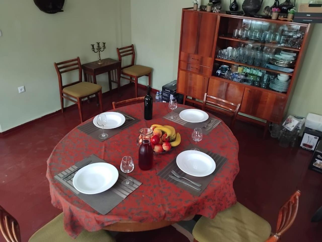 Ambrosador Pension Ambrolauri Buitenkant foto