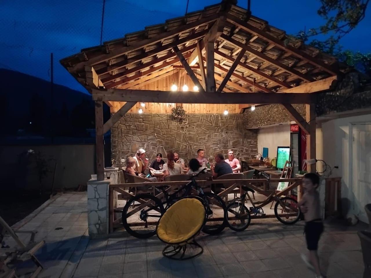 Ambrosador Pension Ambrolauri Buitenkant foto
