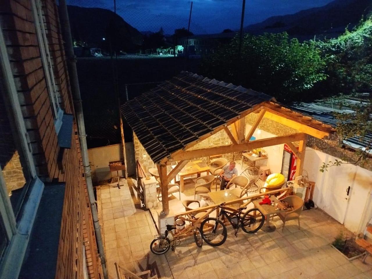 Ambrosador Pension Ambrolauri Buitenkant foto