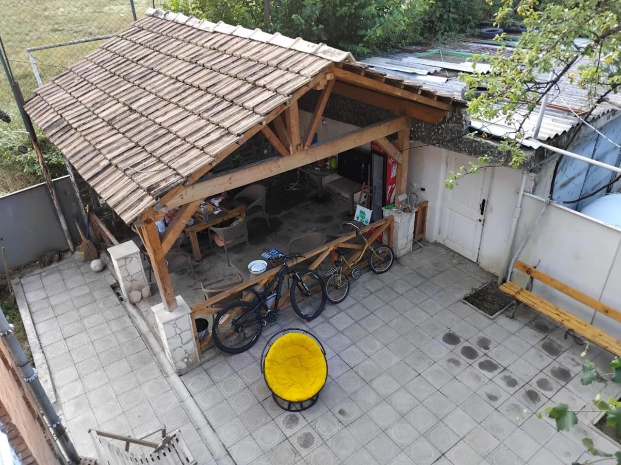 Ambrosador Pension Ambrolauri Buitenkant foto