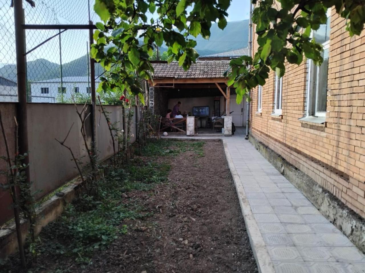 Ambrosador Pension Ambrolauri Buitenkant foto