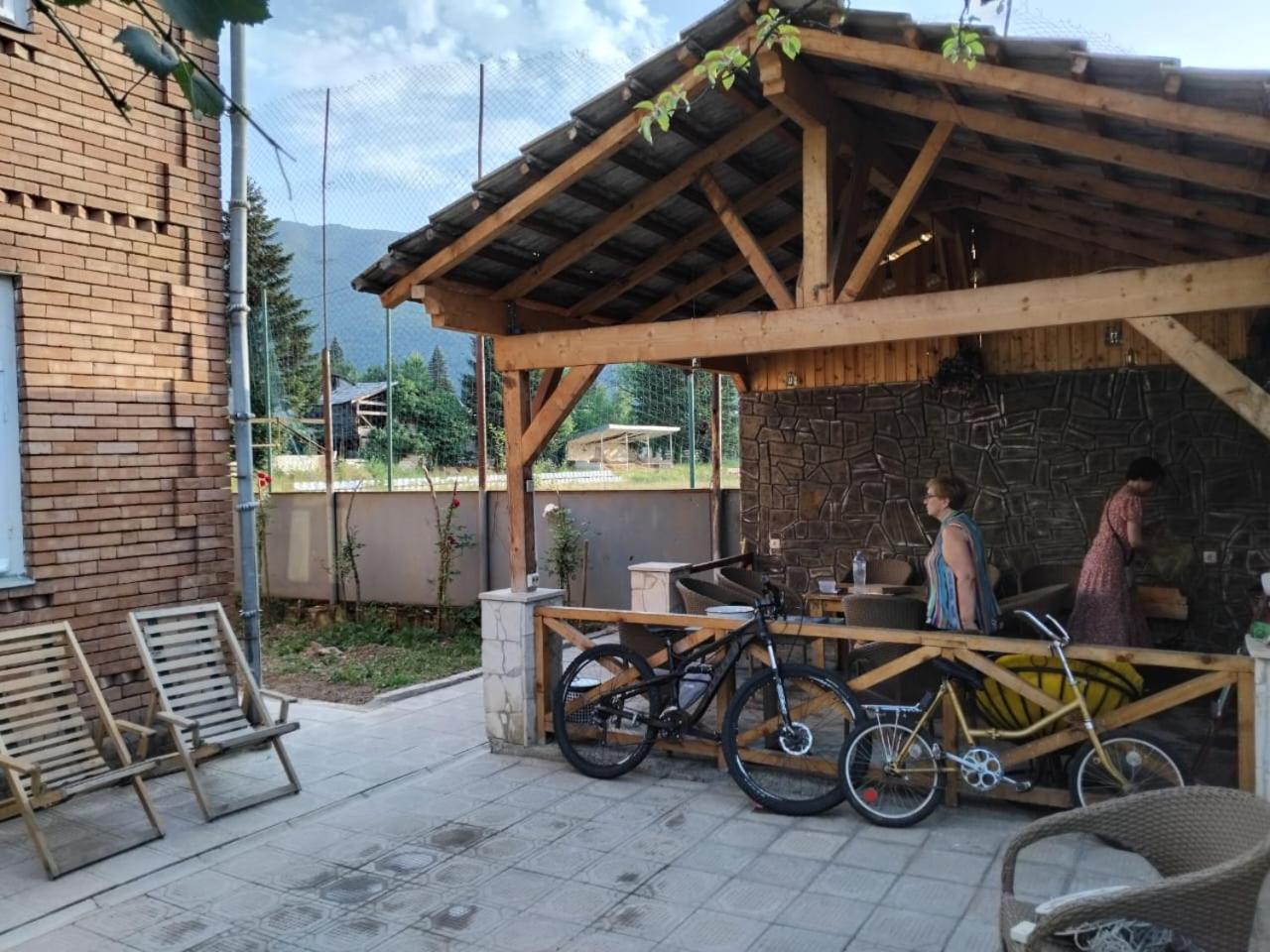 Ambrosador Pension Ambrolauri Buitenkant foto