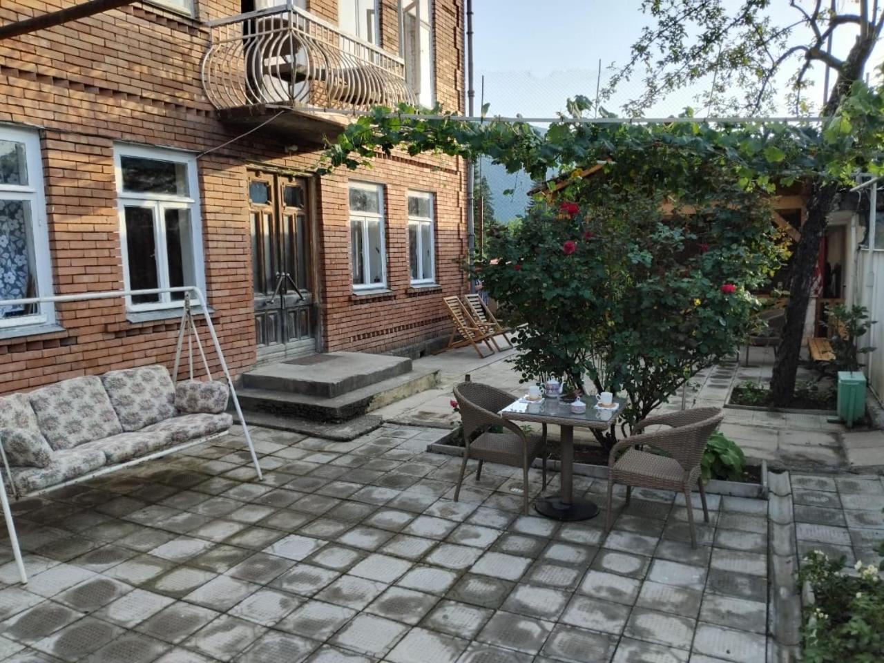 Ambrosador Pension Ambrolauri Buitenkant foto