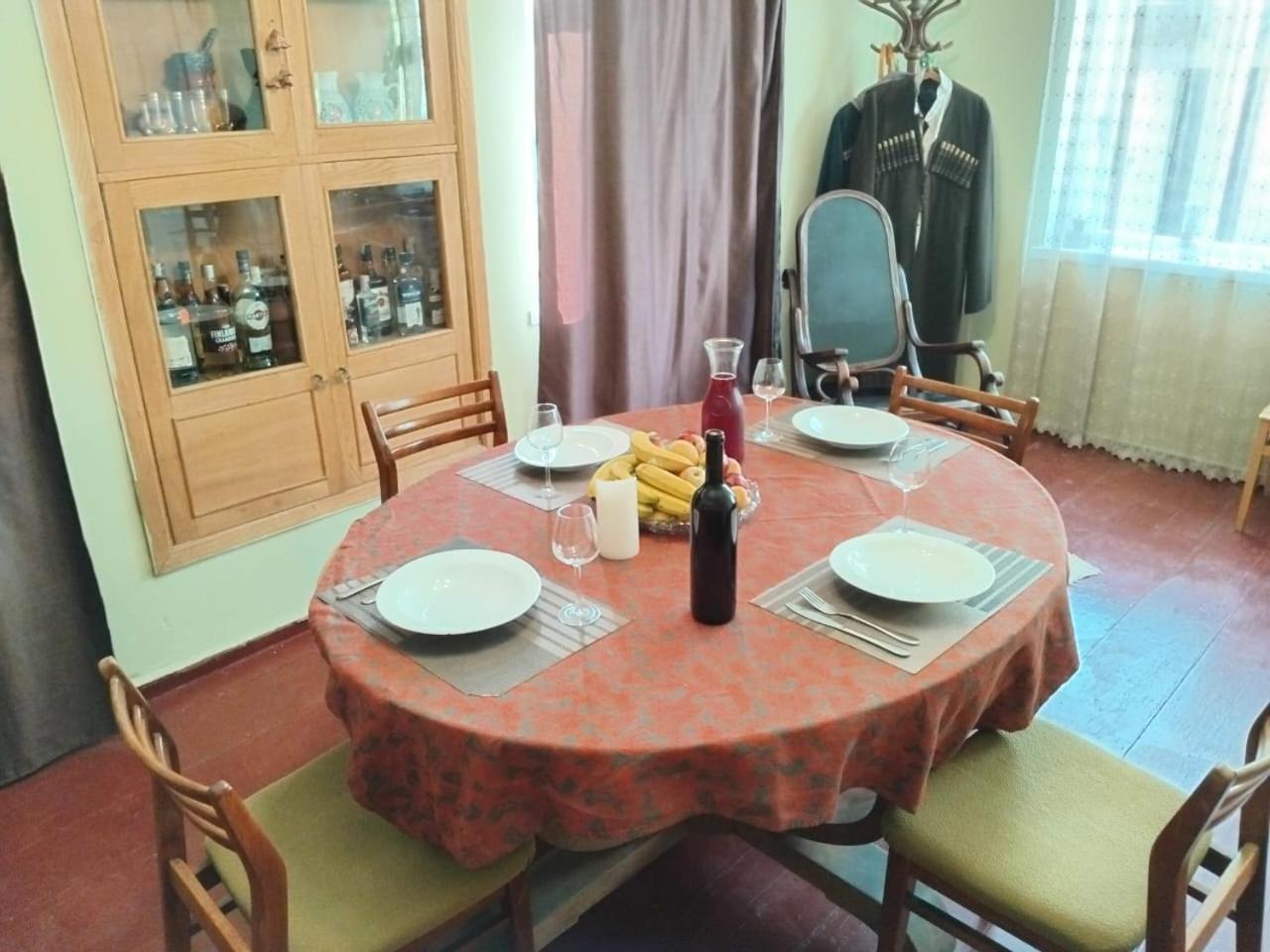 Ambrosador Pension Ambrolauri Buitenkant foto