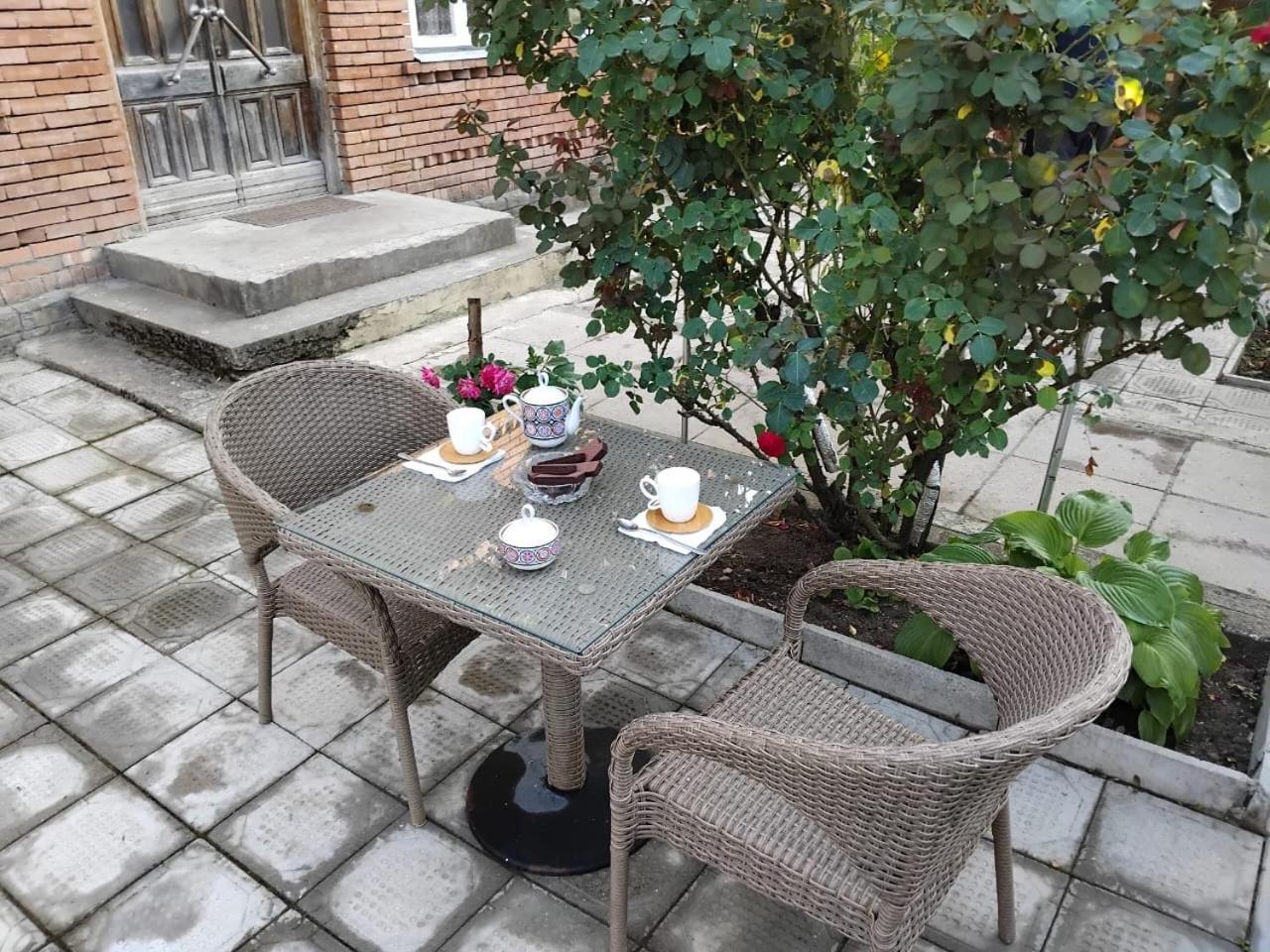Ambrosador Pension Ambrolauri Buitenkant foto