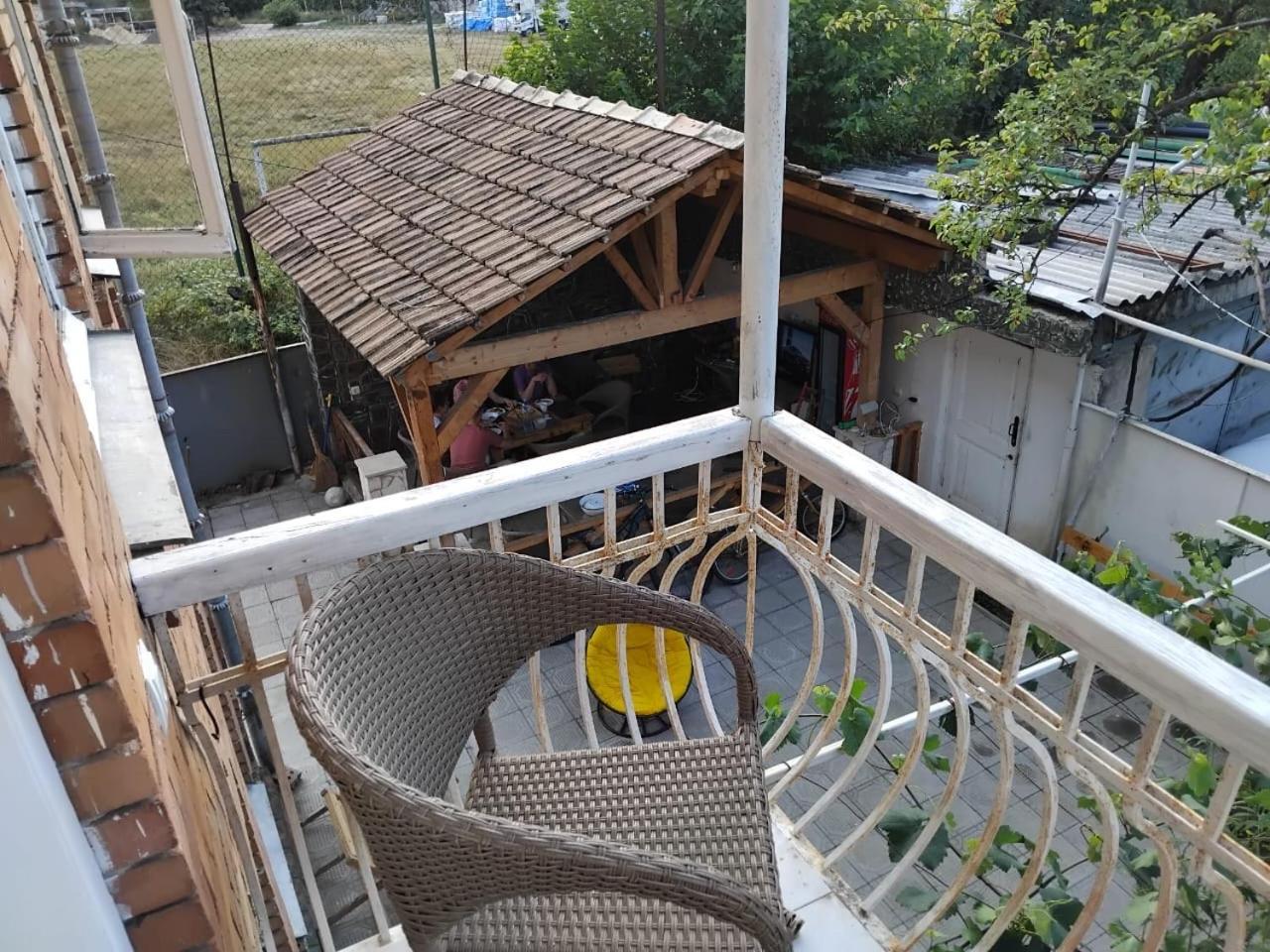 Ambrosador Pension Ambrolauri Buitenkant foto