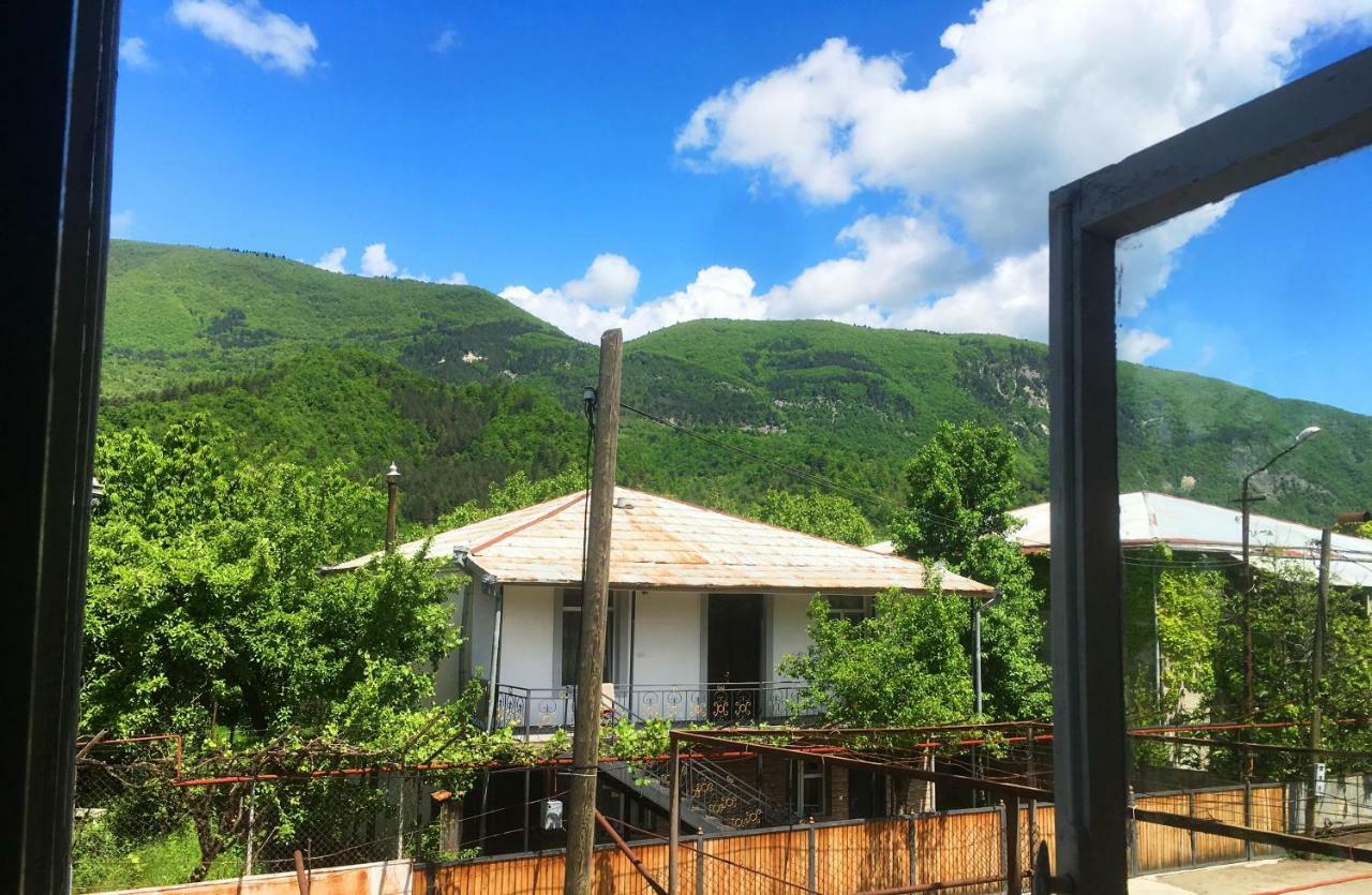 Ambrosador Pension Ambrolauri Buitenkant foto